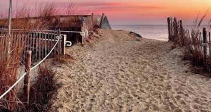 2 Minute walk to the Beach. Tranquil 2-bedroom bungalow with AC/ Broadkill Beach