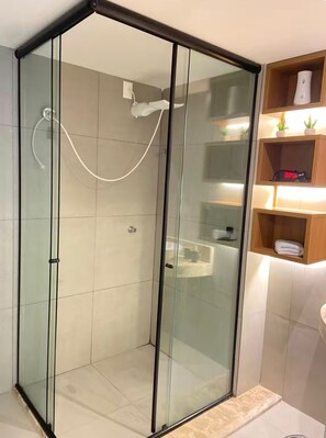 Shower, hair dryer, towels, soap - Altamare 110 - Luxurious beachfront apartment for 6 people. (João Pessoa)