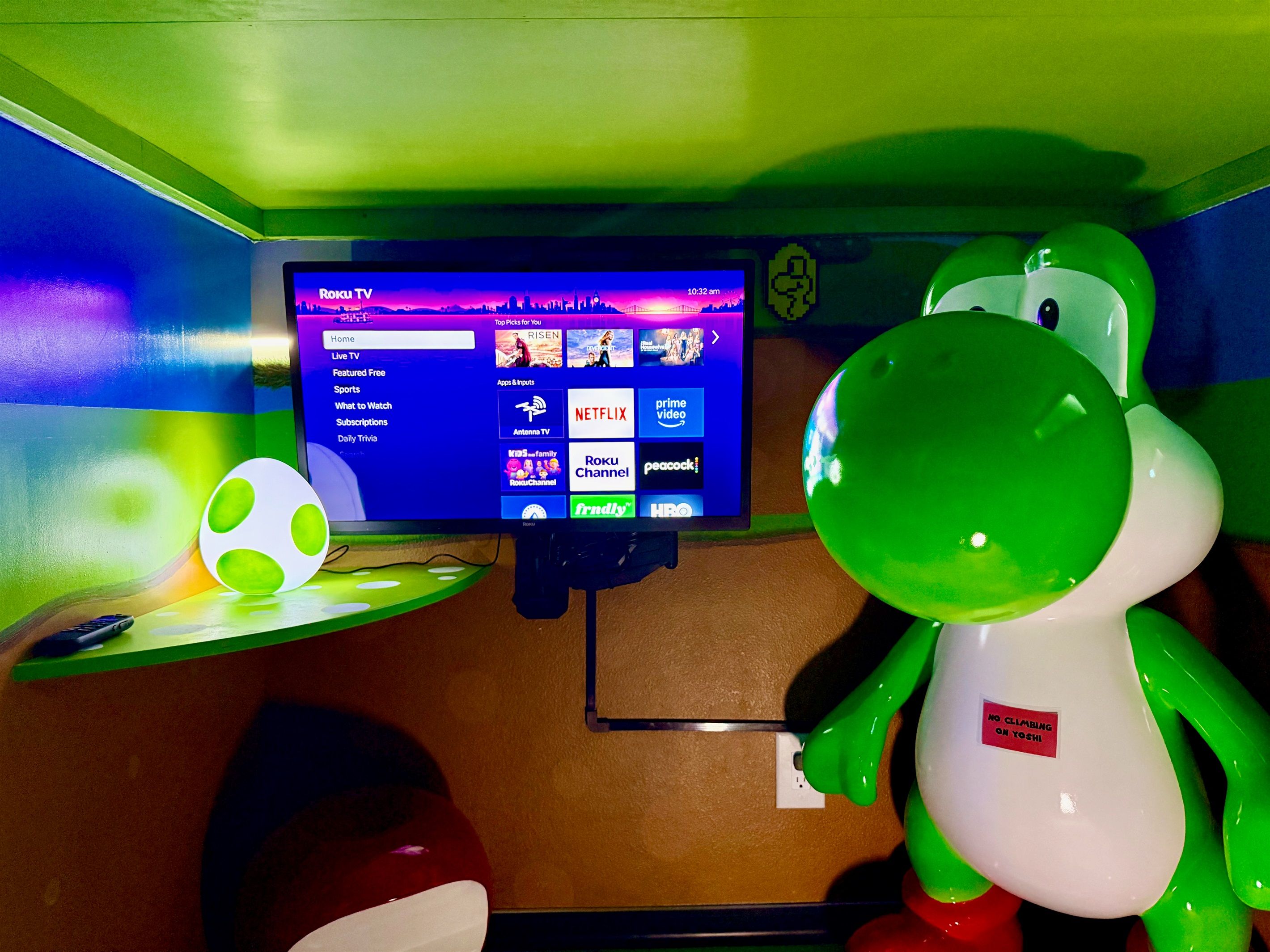 Een televisie met een Roku TV interface, waarop diverse streamingdiensten zichtbaar zijn.