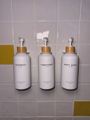 Een haardroger, handdoeken, zeep, toiletpapier
