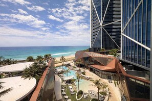 Ein Hotel mit Pool, Meerblick und moderner Architektur.