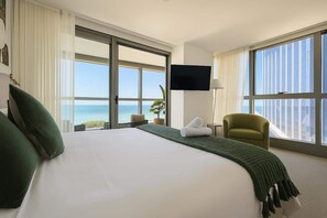 2 bedrooms, iron/ironing board, travel cot, WiFi - Oceanfront Luxury 2 BR Family Apt (Surfers Paradise)