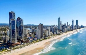 Beach nearby - Oceanfront Luxury 2 BR Family Apt (Surfers Paradise)