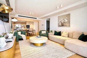 TV, offices - Oceanfront Luxury 2 BR Family Apt (Surfers Paradise)