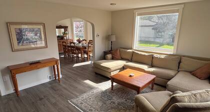 Spacious downtown oasis, free parking & laundry