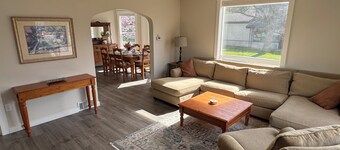 Spacious downtown oasis, free parking & laundry