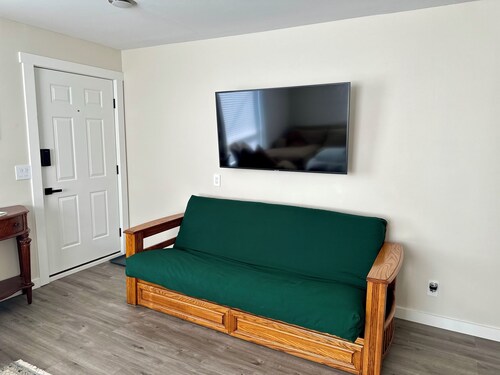 Spacious downtown oasis, free parking & laundry