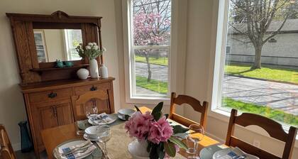 Spacious downtown oasis, free parking & laundry