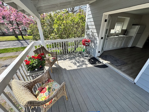 Spacious downtown oasis, free parking & laundry