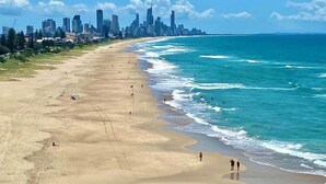 A beach with a city skyline in the background. - Magic Nobby Beach 3BR Apt (Miami)