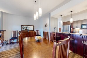 Dining - Eagle`s Escape at Blue Mtn: Summer Pool + Hot Tub (The Blue Mountains)