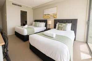 1 bedroom, iron/ironing board, WiFi, bed sheets - L17 Small Studio Suite 2 Beds Pool Spa (Surfers Paradise)