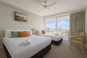 1 bedroom, iron/ironing board, WiFi, bed sheets - L17 Small Studio Suite 2 Beds Pool Spa (Surfers Paradise)