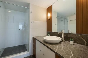 Shower, hair dryer, towels, shampoo - L17 Small Studio Suite 2 Beds Pool Spa (Surfers Paradise)
