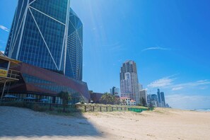 Beach nearby - 1BR Tropical Escape w/ Pools (Surfers Paradise)