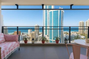 Outdoor dining - Ocean View Designer Apt SPA Wi-Fi (Surfers Paradise)