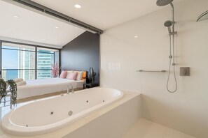 Shower, hair dryer, shampoo - Ocean View Designer Apt SPA Wi-Fi (Surfers Paradise)