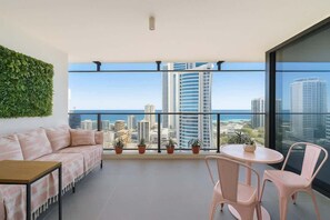 TV, offices - Ocean View Designer Apt SPA Wi-Fi (Surfers Paradise)