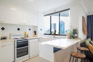 Fridge, microwave, oven, stovetop - High Level 1BR Apartment 1 MIN to Beach (Surfers Paradise)