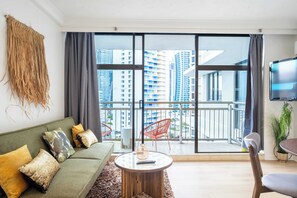 TV - High Level 1BR Apartment 1 MIN to Beach (Surfers Paradise)