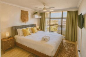 1 bedroom, iron/ironing board, WiFi, bed sheets - High Level 1BR Apartment 1 MIN to Beach (Surfers Paradise)
