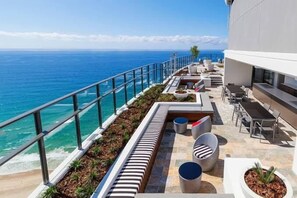 Outdoor dining - Level 11 Ocean view Escape (Surfers Paradise)
