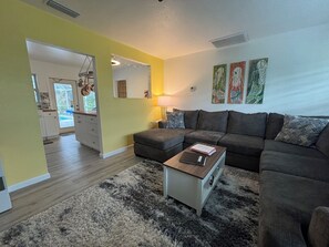 Living area - Escape to a Peaceful Beachy 2-bedroom Oasis in Charming Port Charlotte. (Port Charlotte)