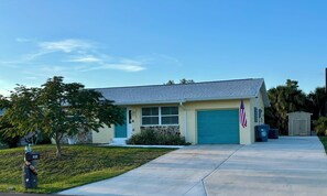Exterior - Escape to a Peaceful Beachy 2-bedroom Oasis in Charming Port Charlotte. (Port Charlotte)