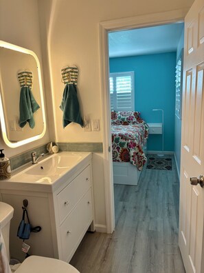 Shower, hair dryer, bidet, towels - Escape to a Peaceful Beachy 2-bedroom Oasis in Charming Port Charlotte. (Port Charlotte)