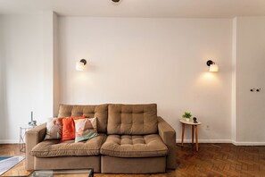 Departamento clásico, vista a la playa | Área de sala de estar