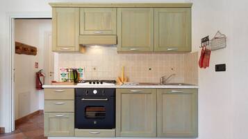 Frigorifero, forno, piano cottura, lavastoviglie