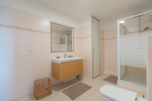 Dusche, Haartrockner, Handtücher, Seife