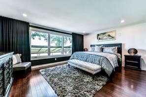 4 bedrooms, desk, WiFi, bed sheets