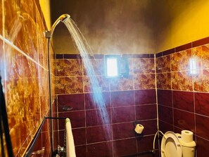 Dusch, gratis toalettartiklar, handdukar och tvål