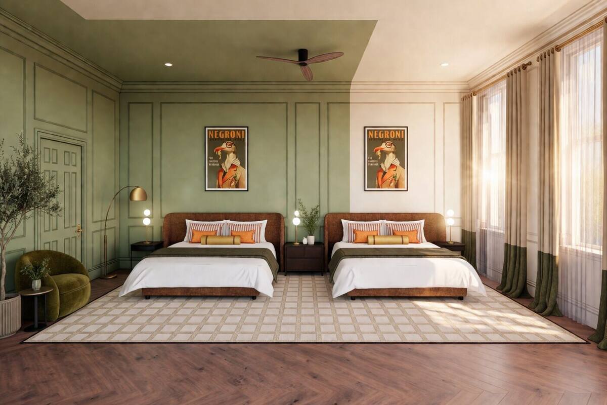 Habitación doble con dos camas, un ventilador de techo y dos carteles en las paredes.