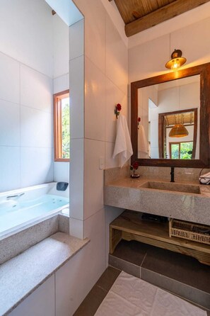 Departamento Deluxe, vista al jardín | Baño