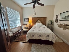 2 slaapkamers, een strijkplank/strijkijzer, internet, beddengoed