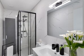 Dusche, Haartrockner, Handtücher
