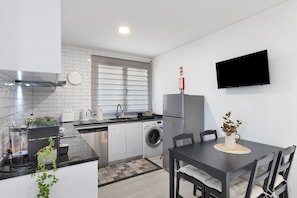 Fridge, microwave, oven, stovetop - Apartment 'Alojamento Mondinense' with Private Terrace, Wi-Fi and Air Conditioning (Mondim de Basto)