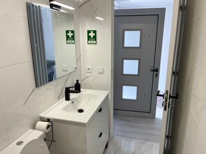 Bathroom - Apartment 'Alojamento Mondinense' with Private Terrace, Wi-Fi and Air Conditioning (Mondim de Basto)