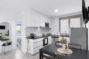 Fridge, microwave, oven, stovetop - Apartment 'Alojamento Mondinense' with Private Terrace, Wi-Fi and Air Conditioning (Mondim de Basto)