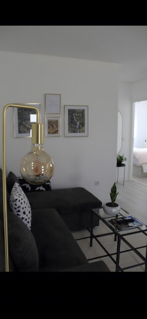 Living area - Apartment 'Alojamento Mondinense' with Private Terrace, Wi-Fi and Air Conditioning (Mondim de Basto)