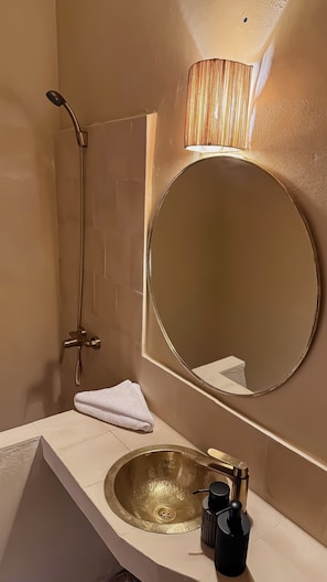 Dusche, Haartrockner, Bidet, Handtücher