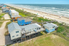 On the beach - Beach House with Direct Surfside Beach Access (Surfside Beach)
