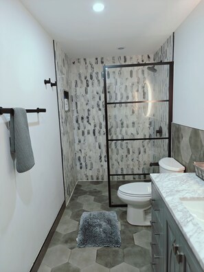 Bathroom - Cozy Basement in North Mississauga (Mississauga)