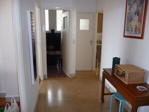 Interior - Terrace with  views of sea, town hills. Comfortable. Well appointed. Parking (Nice)