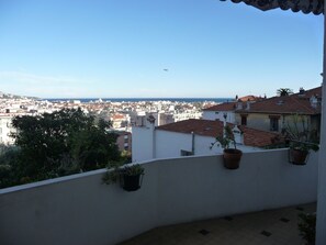 Property grounds - Terrace with  views of sea, town hills. Comfortable. Well appointed. Parking (Nice)