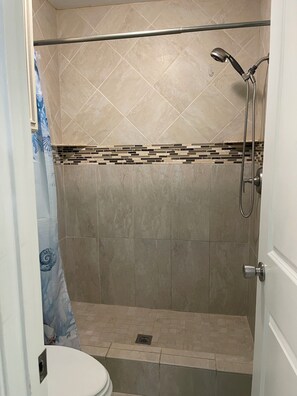 Dusche, Haartrockner, Handtücher, Seife