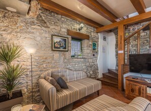 TV - Rustical Stone House Kanfanar with Pool - Two Bedroom Holiday Home with Pool (Kanfanar)
