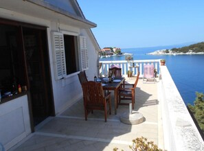 Outdoor dining - Studio Apartment with Terrace and Sea View (2) (Lastovo)